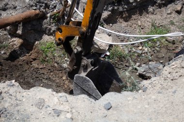 Modern kazıcı çukur kazıyor