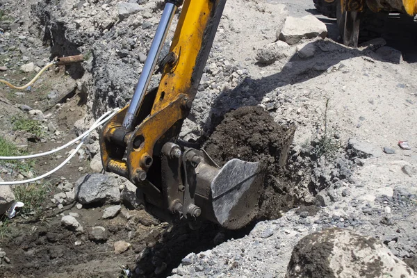 現代の掘削機は溝を掘る — ストック写真