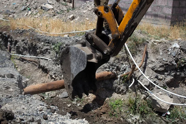 現代の掘削機は溝を掘る — ストック写真