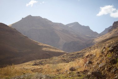 Dağların arasından geçen toprak yol.