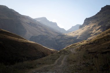 Dağların arasından geçen toprak yol.