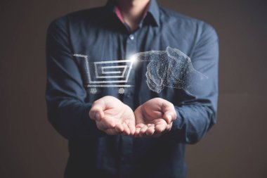 El ağdan tramvaya basar. Elinde tutan adam.