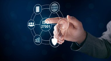 ISO 27001 ve simgeler. Ekranda tıklayan adam