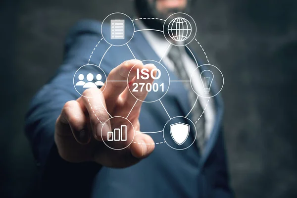 ISO 27001 ve simgeler. Ekranda tıklayan adam
