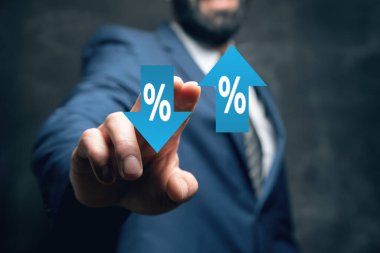 Yukarı ve aşağı ok yüzdesi simgesi. Yüzde işaretli yüzde oku. Ekranda tıklayan adam