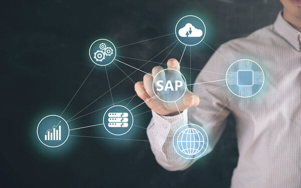 SAP и иконки на виртуальном экране. Человек стучит по экрану