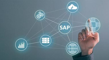 SAP ve simgeler sanal ekranda. Ekranda tıklayan adam