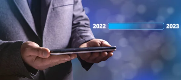 2022 Den 2023 Kadar Yükleniyor Adamı Elinde Bir Tablet Tutuyor — Stok fotoğraf