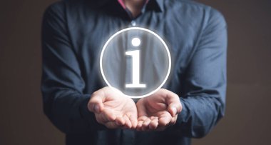 Resimli bilgi simgesi. Elinde tutan adam.