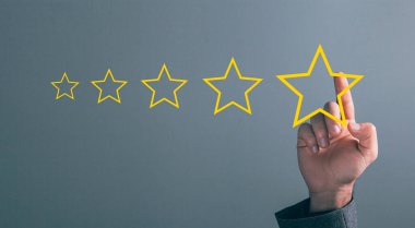 Sanal ekranda değerlendirmek için yıldızlar. Ekranda tıklayan adam