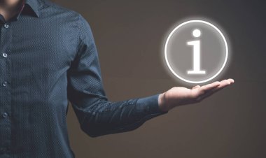 Resimli bilgi simgesi. Elinde tutan adam.