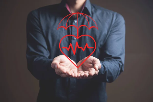 Coração Com Guarda Chuva Conceito Seguro Saúde Homem Segurando Sua — Fotografia de Stock