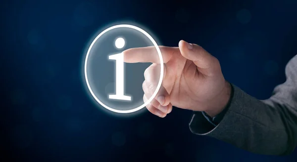 Resimli bilgi simgesi. Ekranda tıklayan adam