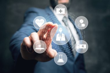 Sanal ekranda tıbbi simgeler. Sanal ekrana tıklayan adam