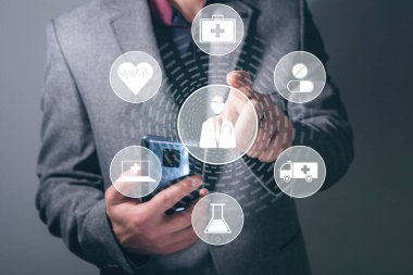 Sanal ekranda tıbbi simgeler. Sanal ekrana tıklayan adam