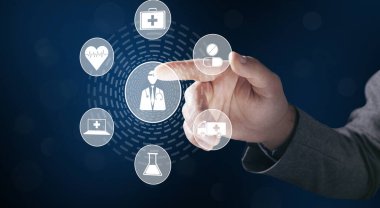 Sanal ekranda tıbbi simgeler. Sanal ekrana tıklayan adam