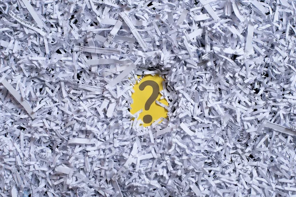 Beyaz Kağıt Parçalarında Bir Soru Işareti Var Soru Kavramı Gizli — Stok fotoğraf