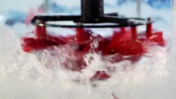 Dönen bir element kullanarak suyu karıştırıyor — Stok video