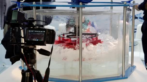 Eine Videokamera auf einem Stativ zeichnet die Rotation der Hydraulikturbine auf. — Stockvideo