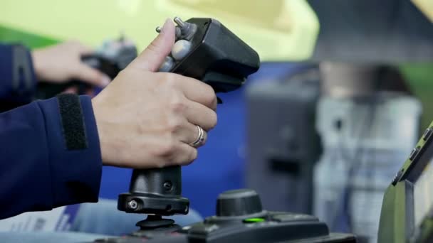 Uma pessoa é treinada em um simulador de equipamento. — Vídeo de Stock