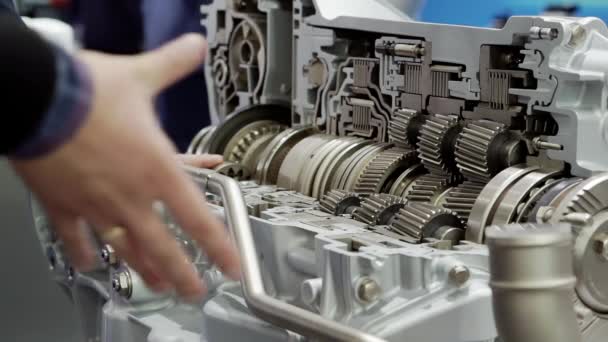 Apresentação dos últimos desenvolvimentos em engenharia mecânica. — Vídeo de Stock