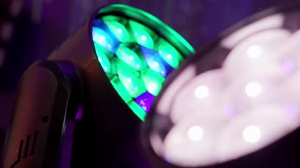 Cabezales giratorios de reflectores de discoteca. — Vídeos de Stock