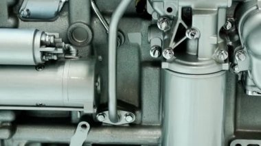 Bir araba motorunun yakın plan görüntüsü.