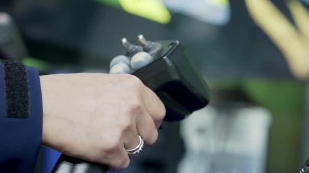 Primo piano della mano di un guidatore con un joystick su un simulatore di manovra. — Video Stock