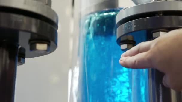 Demostración de un dispositivo para enriquecer el agua con oxígeno. — Vídeos de Stock