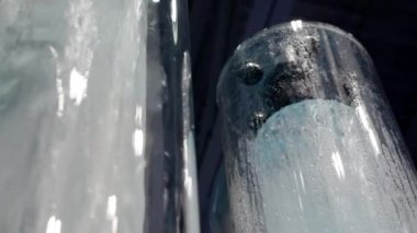 Gayzerli iki şeffaf matara..