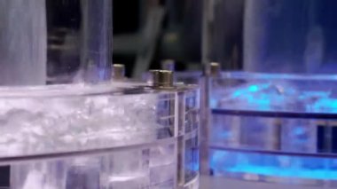 Kaynar su dolu iki şeffaf şişe..