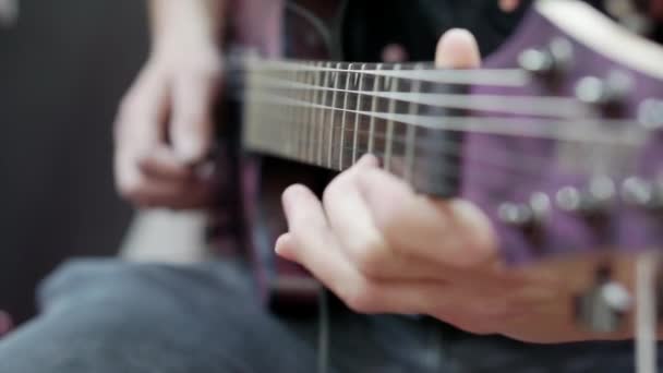 Mudando a ênfase em um músico tocando guitarra. — Vídeo de Stock