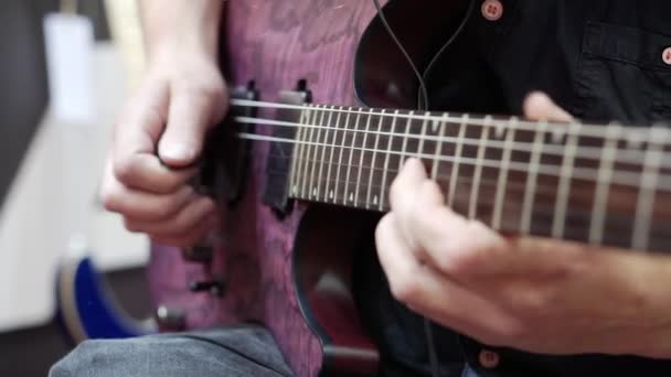Gros plan d'une guitare électrique jouée par un musicien. — Video