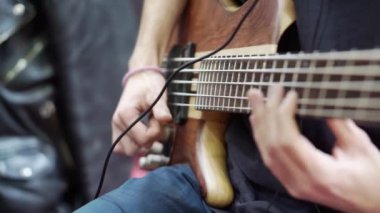 Gitar çalan bir müzisyenin yakın çekimi..