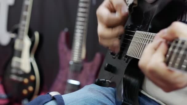 El guitarrista toca la guitarra eléctrica con una selección. — Vídeos de Stock