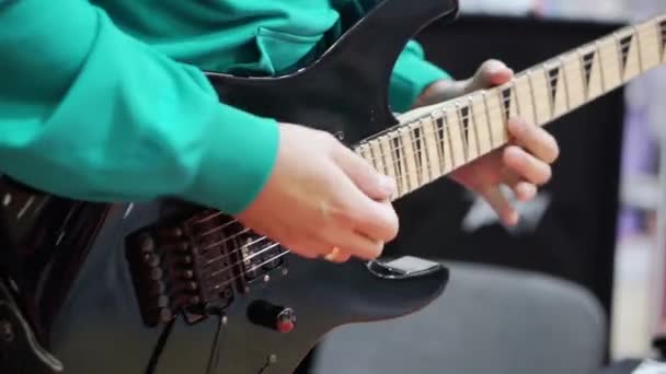 Hudebník hraje na elektrickou kytaru. — Stock video
