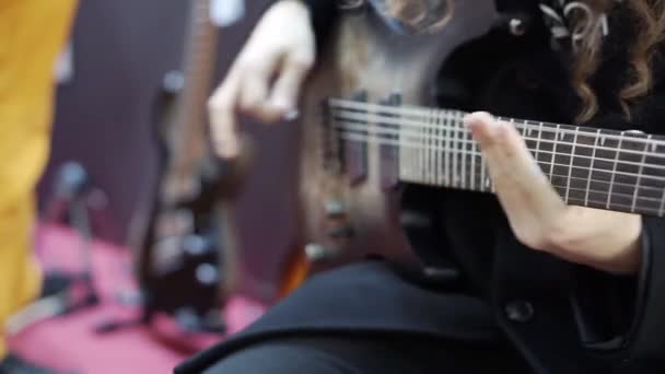 Довгошерстий музикант грає на гітарі . — стокове відео