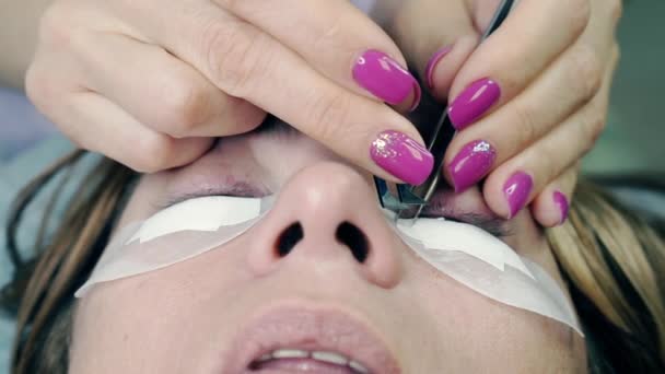 Förbereda ögonlocken för ögonfransförlängning. — Stockvideo