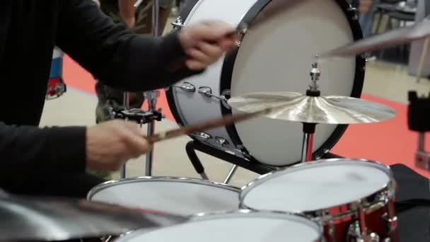 The drummer plays the drum kit. — Stock Video