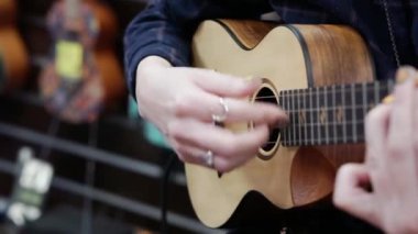 Müzisyen dört telli ukulele çalıyor..