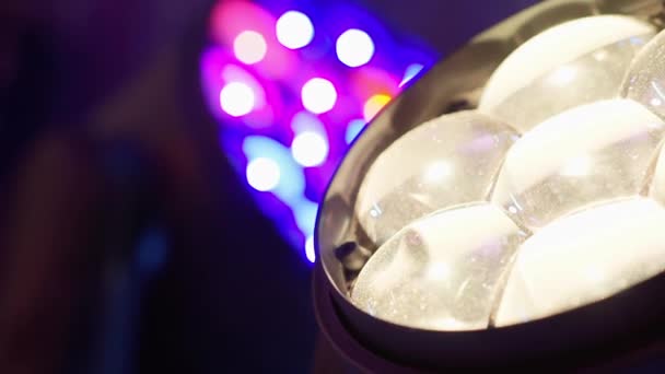 Cabezales giratorios de reflectores de discoteca. — Vídeos de Stock