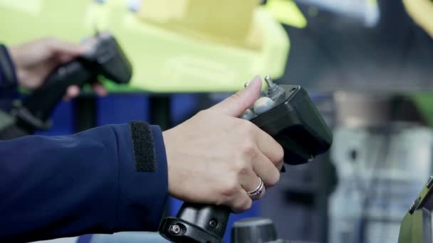 Une personne est formée sur un simulateur de plate-forme. — Video