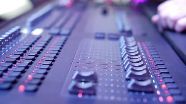 Equalizadores com um mixer de áudio digital de última geração. — Vídeo de Stock