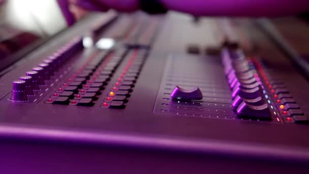 Udligninger med en state-of-the-art digital audio mixer. – Stock-video