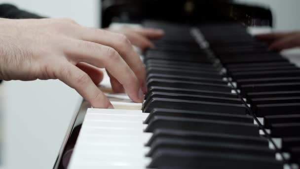 Gros plan sur les mains masculines jouant du piano — Video