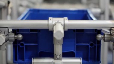 Deponun içindeki kutuları taşıyorum.