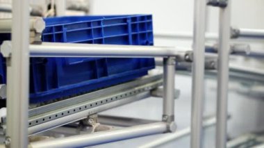 Modern depo ekipmanlarının şerit taşıyıcısı