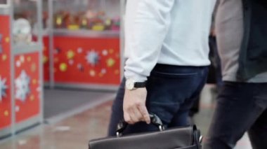 İsimsiz insanlar bir video kameranın önünden geçiyorlar..