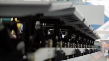 Modern depo ekipmanlarının raylarında yük arabaları taşıyorlar.