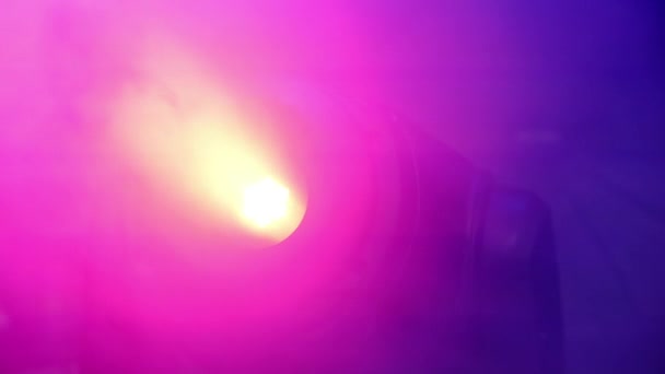 Прожектор світиться червоним в тумані . — стокове відео